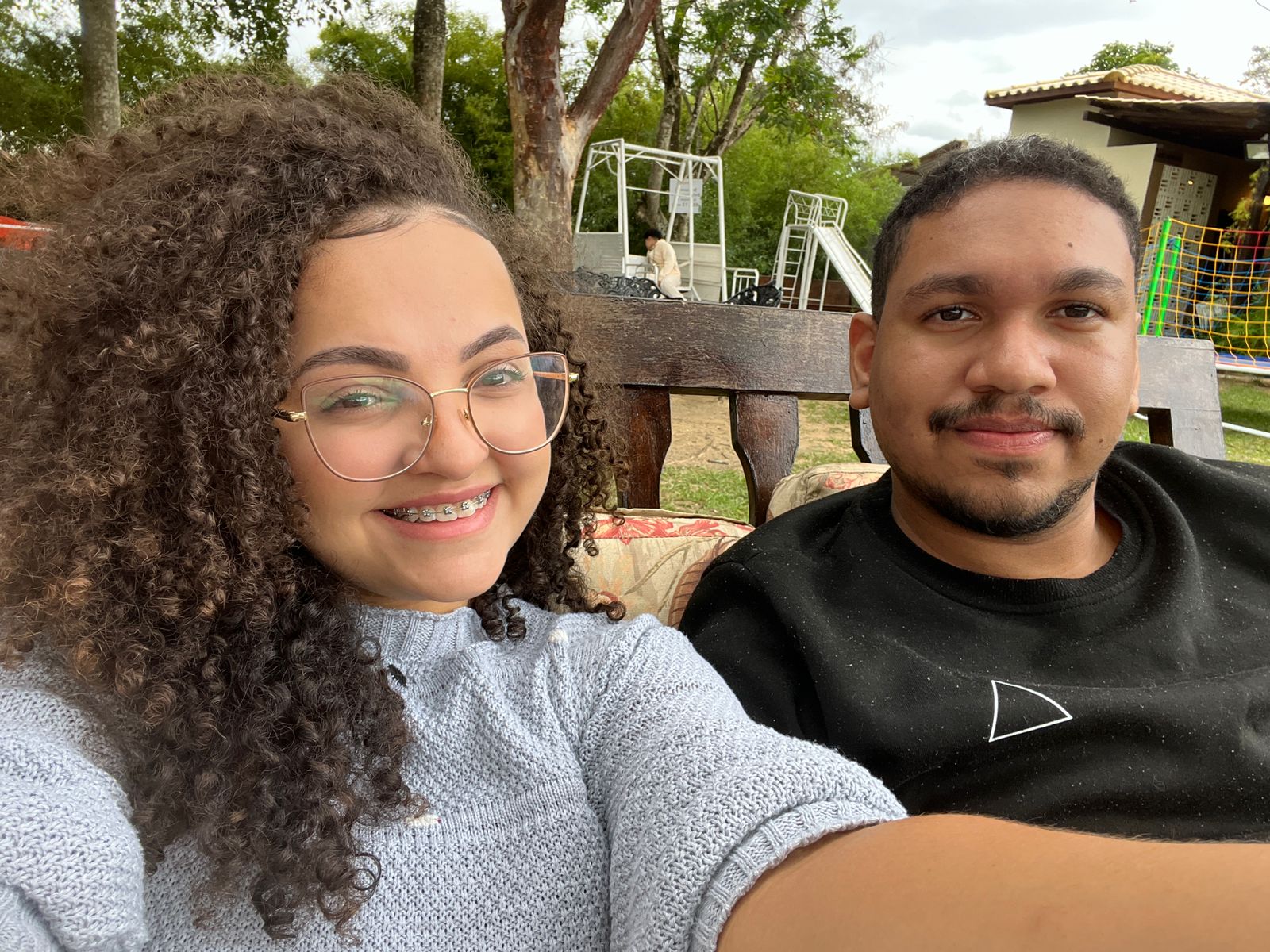 Selfie do casal sorrindo