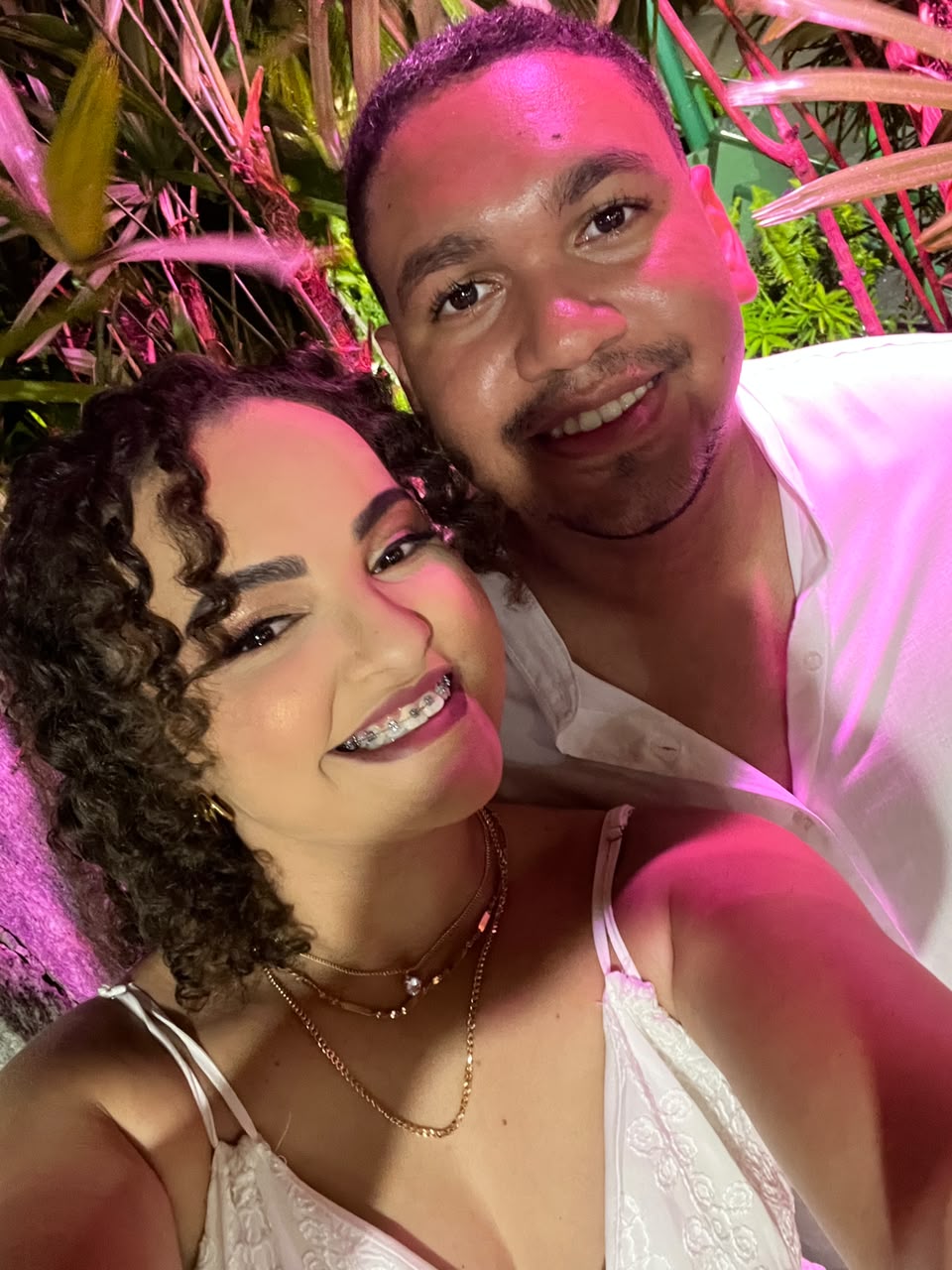 Selfie sorridente do casal